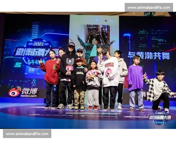 《精彩飞翔挑战赛小鸟争霸赛引爆全城观众热情》 《精彩飞翔挑战赛小鸟争霸赛引爆全城观众热情》